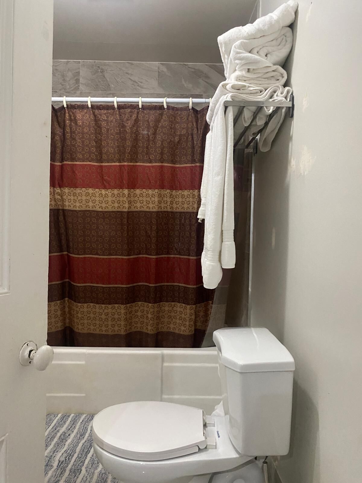 Towels, soap, shampoo, toilet paper