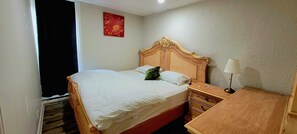 2 bedrooms, iron/ironing board, WiFi, bed sheets - Downtown Apartment 6-7 People (Bowmanville)