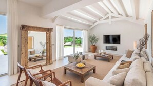 A spacious living room with a large mirror, a fireplace, and a comfortable seating area. - Villa Selena Antequera by Ruralidays (Málaga)