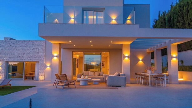 A modern house with a patio, outdoor seating, and a pool. - Villa Selena Antequera by Ruralidays (Málaga)