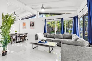 Smart TV, chimenea, videojuegos