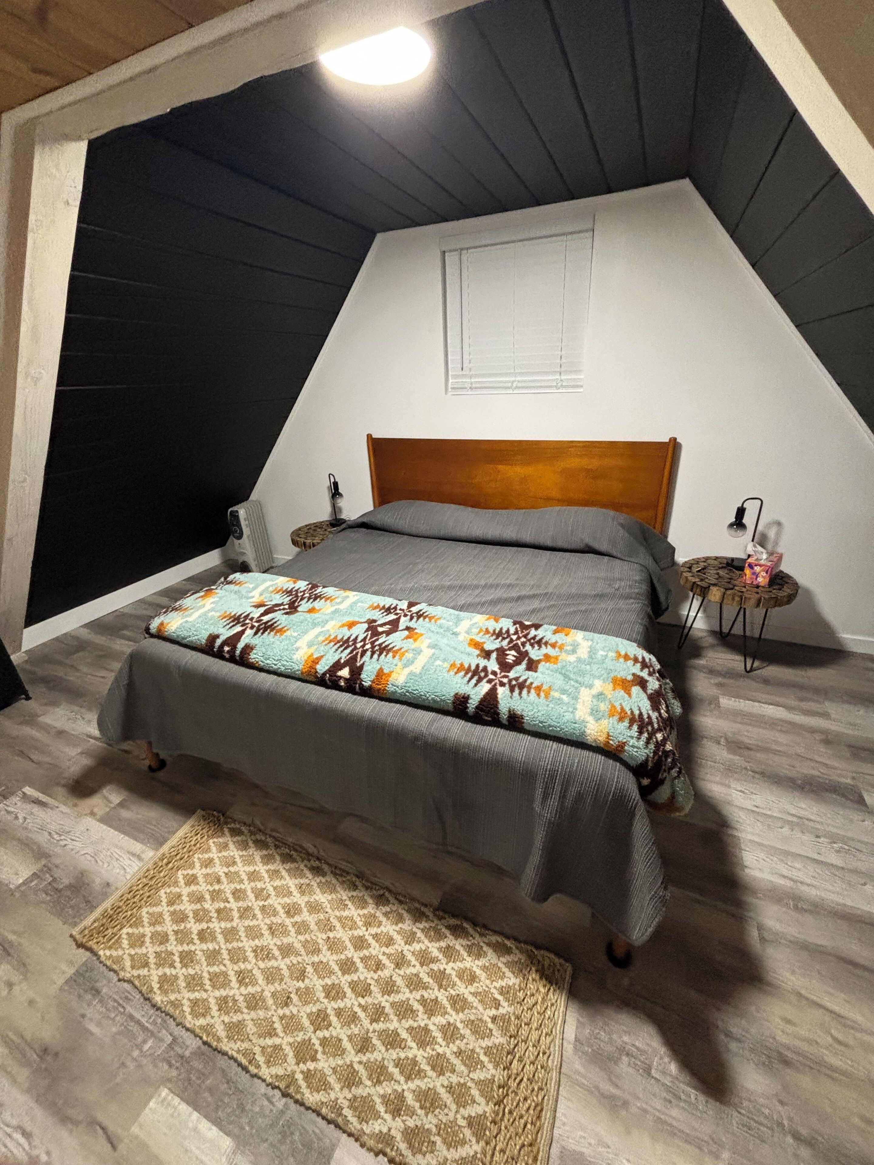 2 quartos, escrivaninha, ferros/tábuas de passar roupa