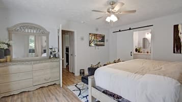 3 bedrooms, desk, iron/ironing board, travel crib