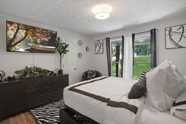 3 bedrooms, desk, iron/ironing board, travel cot