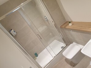 Dusche, Bidet, Handtücher, Seife