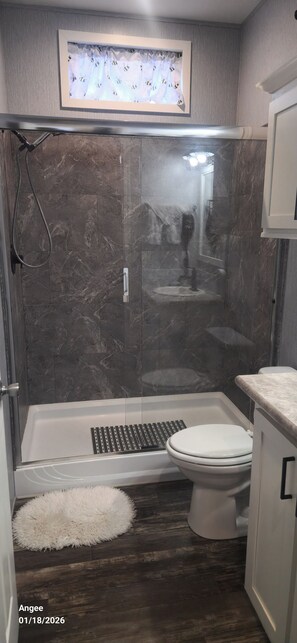 Shower, bidet, towels, soap - Cozy Tiny Home near JAX airport and River City Marketplace (Jacksonville)