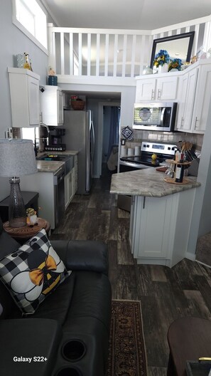 Kjøleskap, mikrobølgeovn, ovn og kokeplater