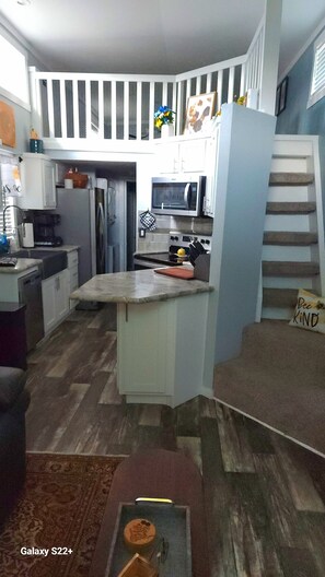 Kjøleskap, mikrobølgeovn, ovn og kokeplater