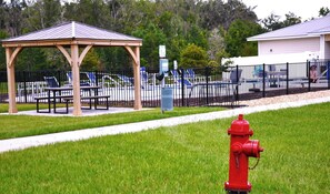 Outdoor dining - Cozy Tiny Home near JAX airport and River City Marketplace (Jacksonville)