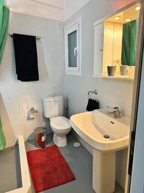 Sèche-cheveux, serviettes fournies, savon, shampoing