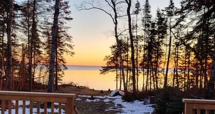 4 Season Lakefront Cottage with Hot Tub