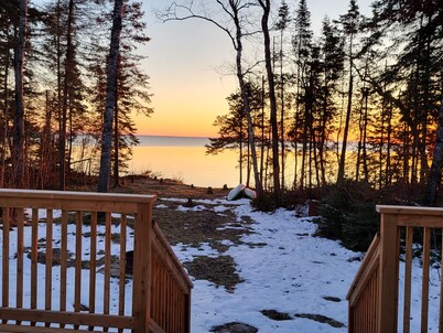 4 Season Lakefront Cottage with Hot Tub
