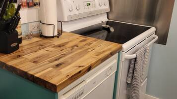 Køleskab, mikrobølgeovn, ovn, kogeplade