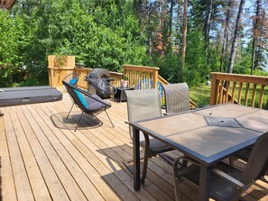 Outdoor dining - 4 Season Lakefront Cottage with Hot Tub (Little Deer Lake)