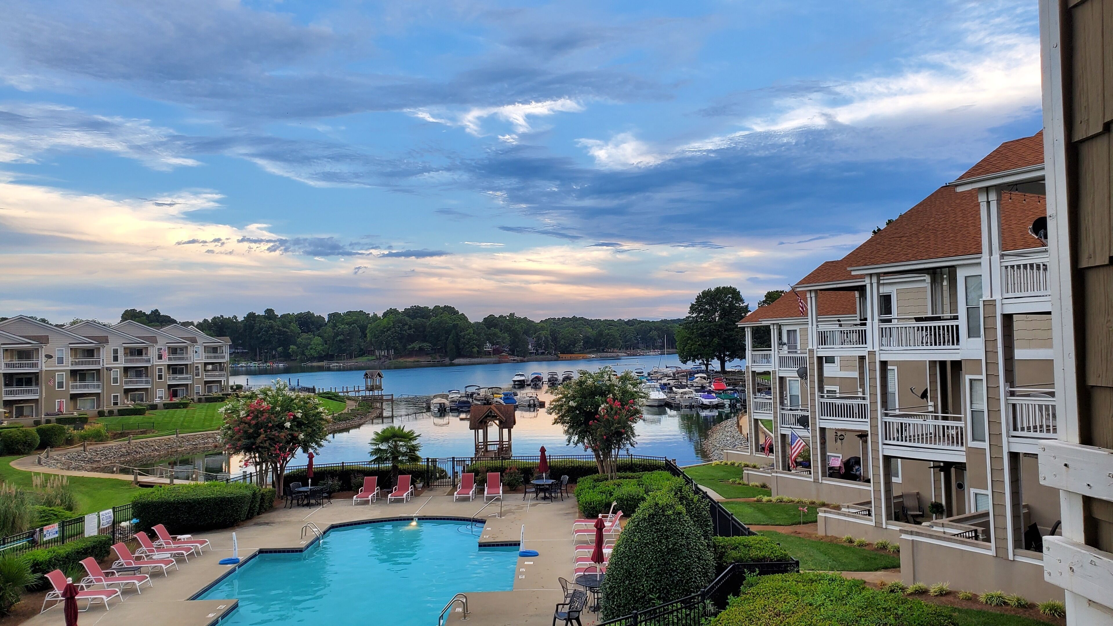 FULLY FURNISHED NC getaway condo on Lake Norman