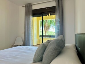 2 quartos, ferros/tábuas de passar roupa, berço de viagem