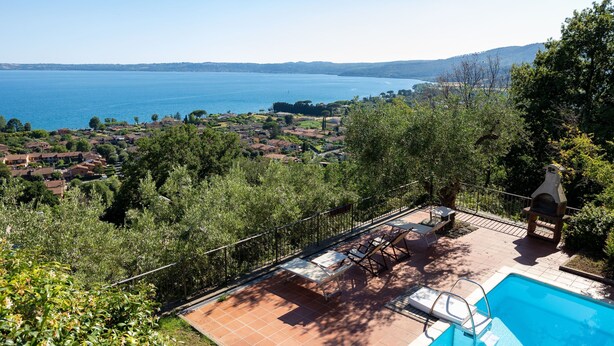 Une piscine avec vue sur un lac et une ville en arrière-plan.