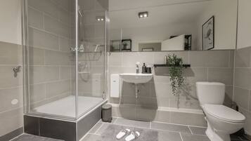 Dusche, Haartrockner, Handtücher, Seife