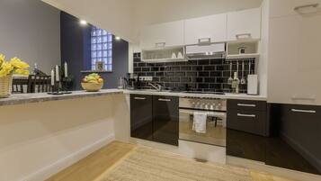 Kühlschrank, Ofen, Herdplatte, Wasserkocher mit Kaffee-/Teezubehör