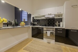 Réfrigérateur, un four, surface de cuisson, cafetière-théière