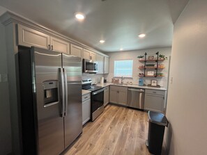 Microwave, oven, dishwasher - Cozy 3-bedroom house in Greenville
Great location!!Close to everything !!NEW!! (Greenville)