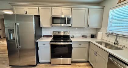 Cozy 3-bedroom house in Greenville
Great location!!Close to everything !!NEW!!