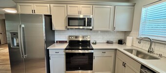 Cozy 3-bedroom house in Greenville
Great location!!Close to everything !!NEW!!