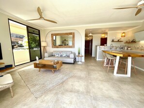 TV, books - Luxury Eden & SPA: Private Jacuzzi • Moorea View • Pool • Fiber Wi-Fi (PUNAAUIA)