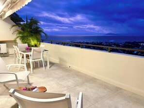 Outdoor dining - Luxury Eden & SPA: Private Jacuzzi • Moorea View • Pool • Fiber Wi-Fi (PUNAAUIA)