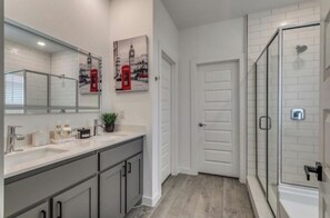 Hair dryer, towels, soap, toilet paper - Mins from Downtown, Cool Indoor Games Work Space (Dallas)