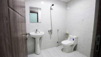 Chuveiro, toalhas de banho, sabonete, shampoo