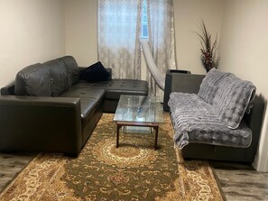 Smart TV - Downtown Apartment 6 or 7 People (Bowmanville)