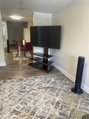 Interior - Downtown Apartment 6 or 7 People (Bowmanville)