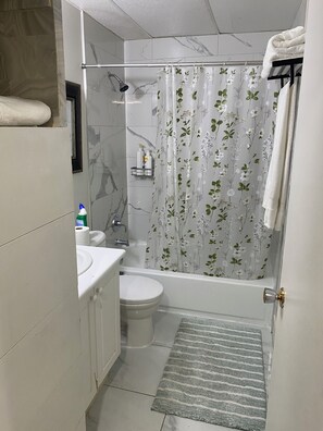 Serviettes fournies, savon, shampooing, papier de toilette