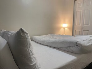 2 bedrooms, WiFi, bed sheets - Downtown Apartment 6 or 7 People (Bowmanville)