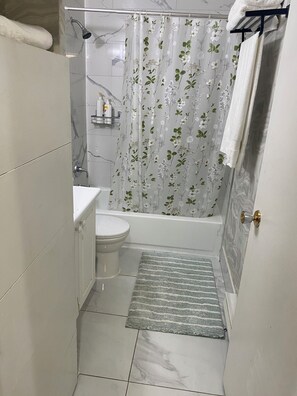 Toallas, jabón, shampoo, papel de baño
