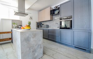 Refrigerador, horno, lavavajillas y cafetera y tetera 