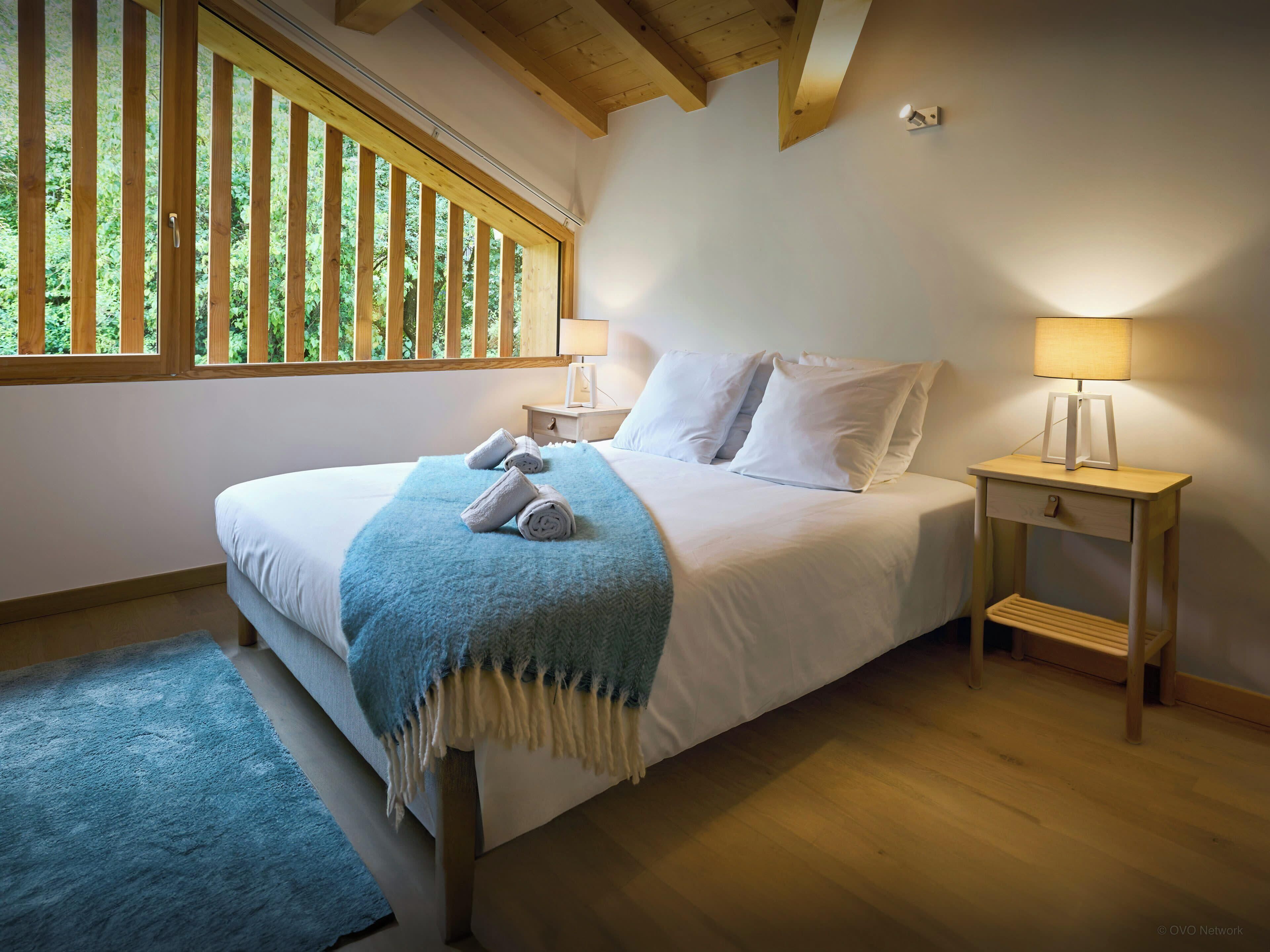 5 bedrooms, iron/ironing board, WiFi, bed sheets