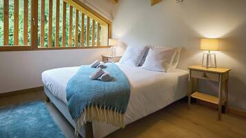 5 bedrooms, iron/ironing board, WiFi, bed sheets