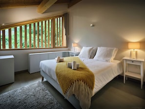 5 bedrooms, iron/ironing board, WiFi, bed sheets