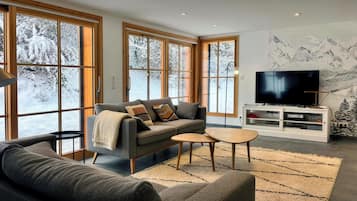 Una televisión, una chimenea