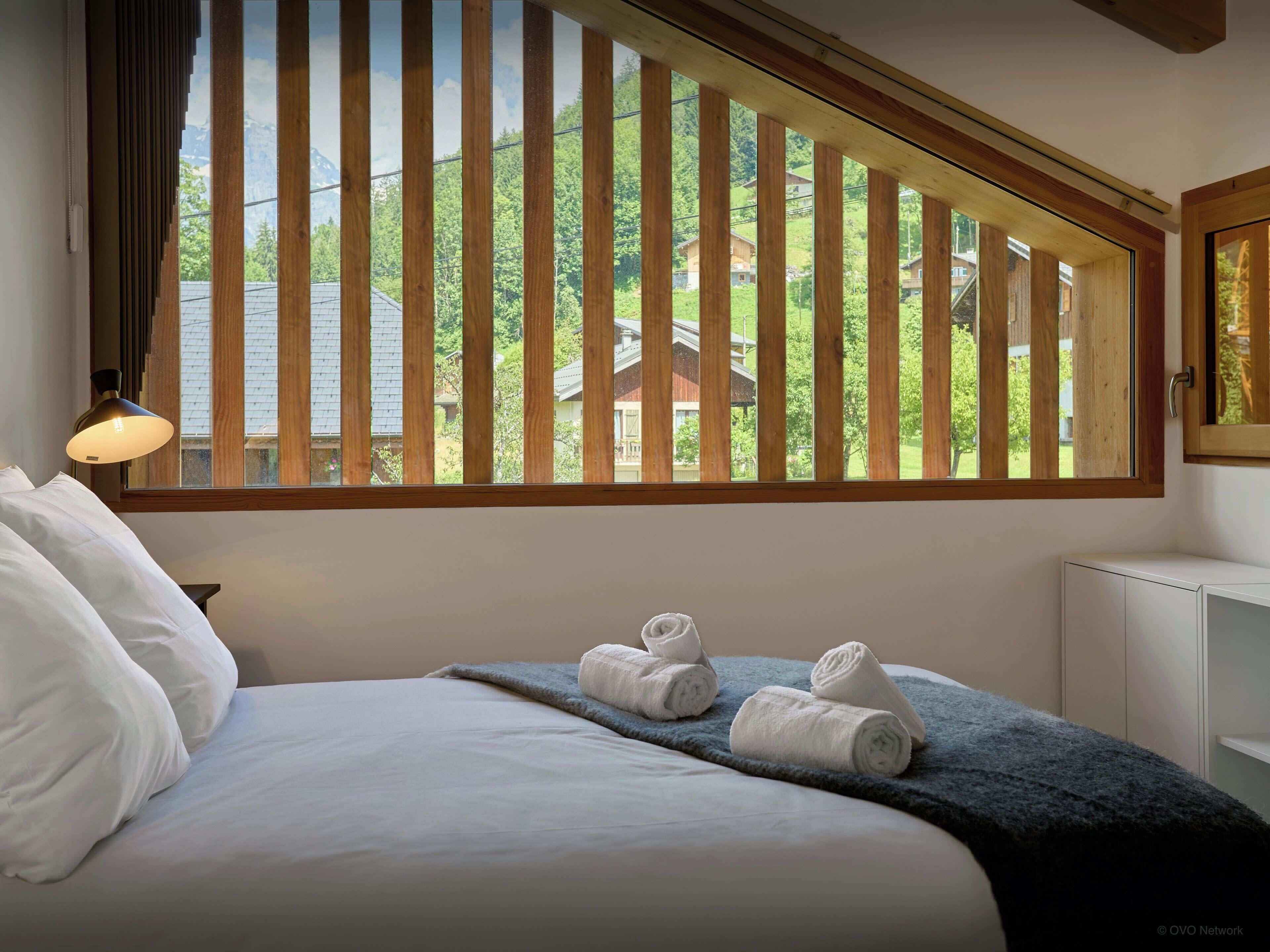 5 bedrooms, iron/ironing board, WiFi, bed sheets