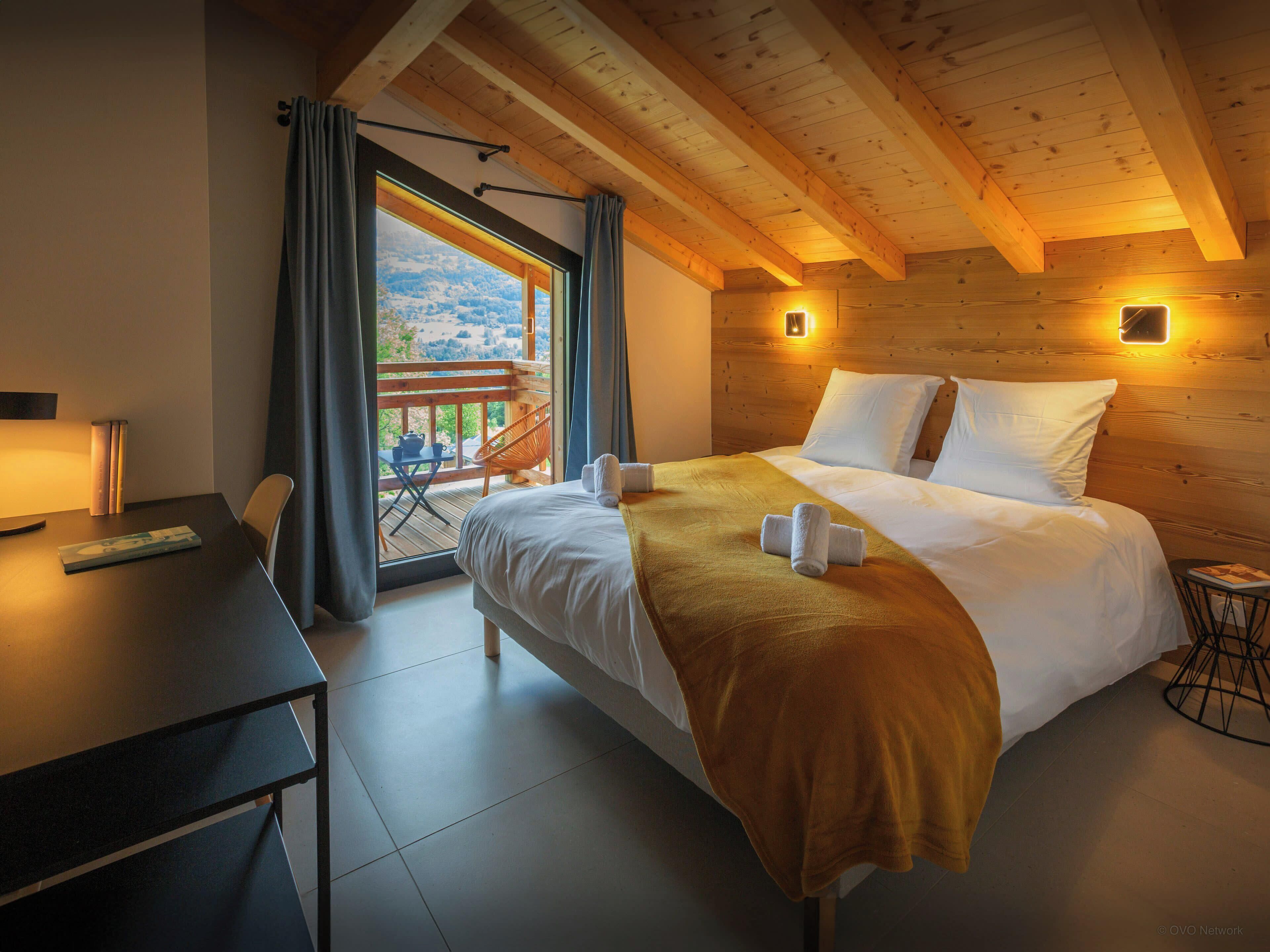 5 bedrooms, iron/ironing board, WiFi, bed sheets