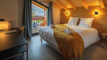 5 bedrooms, iron/ironing board, WiFi, bed sheets