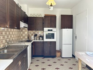 Kühlschrank, Mikrowelle, Ofen, Geschirrspüler