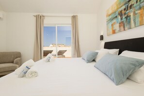 5 bedrooms, iron/ironing board, WiFi, bed sheets