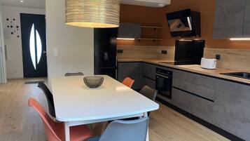 Réfrigérateur, four, lave-vaisselle, grille-pain