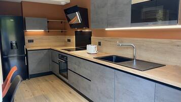 Réfrigérateur, four, lave-vaisselle, grille-pain