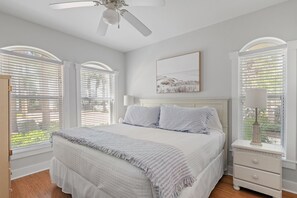 3 slaapkamers, een bureau, een strijkplank/strijkijzer, reisbedje