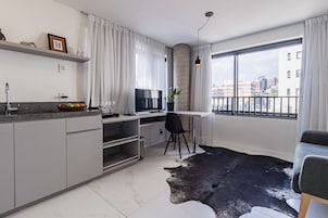 Apartamento Deluxe | Zona de estar | Una televisión